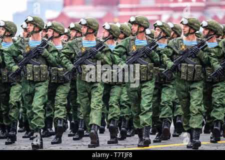 Moscow, Russia. 9th May, 2019. Soldiers march on the Red Square for the Victory Day parade in Moscow, Russia, May 9, 2019. Russia marks the 74th anniversary of the victory over Nazi Germany in World War II here on May 9. Credit: Bai Xueqi/Xinhua/Alamy Live News Stock Photo