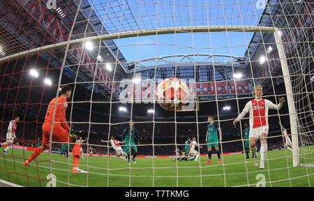 Amsterdam, Netherlands. 08th May, 2019. firo: 08.05.2019 Football, 2018/2019, CL, CHL, Champions League, Semifinals Ruckspiel Ajax Amsterdam Tottenham Hotspur 2: 3 Backdoor, remote, Stadium, General, Feature TOR TO 1: 0 Matthijs de Ligt AGAINST Hugo Lloris | usage worldwide Credit: dpa/Alamy Live News Stock Photo