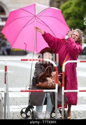 Munich, Germany. 09th May, 2019. Curious onlookers await the arrival of British Prince Charles at Siemens headquarters. Credit: Michael Dalder/Reuters/Pool/dpa/Alamy Live News Stock Photo