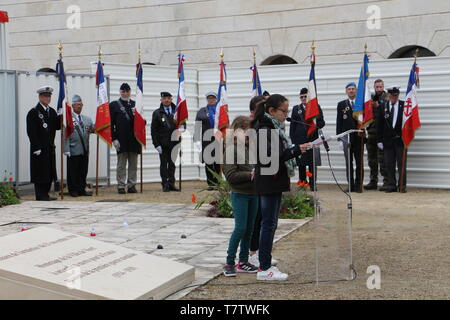 le 8 mai été célébrée 2 fois à Niort devant le Monument aux Soldats sans Uniforme et plus Officiel devant le monument aux morts avec  Guilloton David Stock Photo