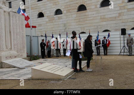 le 8 mai été célébrée 2 fois à Niort devant le Monument aux Soldats sans Uniforme et plus Officiel devant le monument aux morts avec  Guilloton David Stock Photo