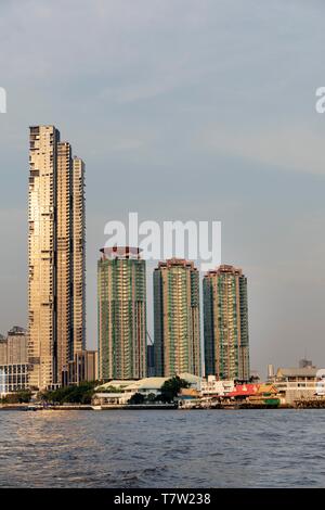 Four Seasons Private Residences and the three towers of the Chatrium Riverside Hotel Bangkok on the Chao Phraya River, Sathon District, Bangkok Stock Photo