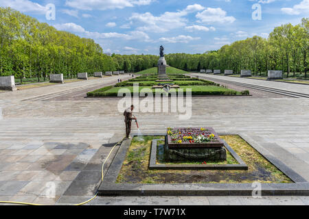 Soviet War Memorial (Sowjetisches Ehrenmal) in Berlin Treptow, Berlin Stock Photo