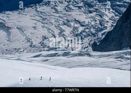 France, Haute-Savoie, Chamonix-Mont-Blanc, access to the Vallée Blanche and to glacier du Géant by north-east ridge or Midi-Plan, from summit station of the Aiguille du Midi cable car Stock Photo