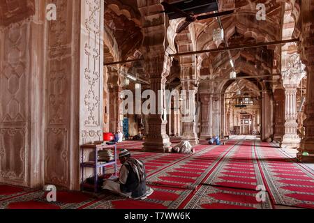 India, Madhya Pradesh, Bhopal, prayers in Taj Ul Masjid mosque Stock Photo