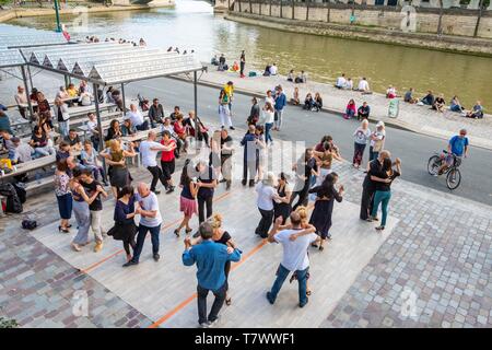 France, Paris, Rives de Seine Park, Tango dancers Stock Photo