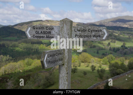 Bilingual Welsh-English sign on the Precipice Walk trail and surrounding area in Snowdonia National Park,Wales,UK Stock Photo