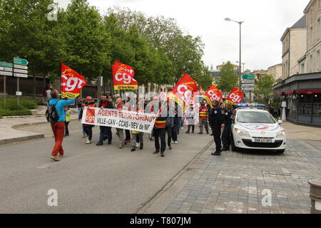 Le 09 Mai 2019 Plus de 100 000 fonctionnaires ont manifesté en France, plus de 1000 à Niort à l'appel de 9 syndicats pour la défense du Service public Stock Photo