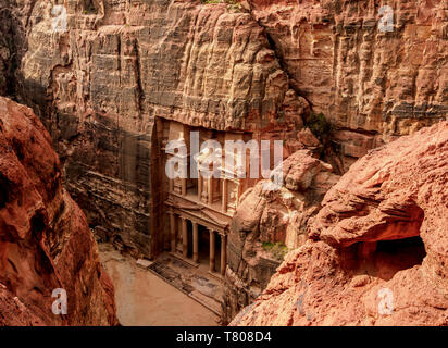 The Treasury (Al-Khazneh), elevated view, Petra, UNESCO World Heritage Site, Ma'an Governorate, Jordan, Middle East Stock Photo