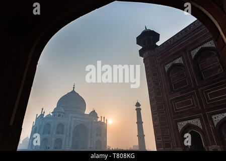 Sun rises behind the Taj Mahal. UNESCO World Heritage Site, Agra, Uttar Pradesh, India, Asia Stock Photo