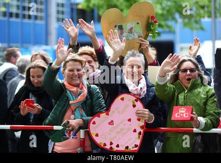 Munich, Germany. 09th May, 2019. The British Prince Charles is waiting for onlookers in front of the Siemens headquarters. Credit: Michael Dalder/Reuters/Pool/dpa/Alamy Live News Stock Photo