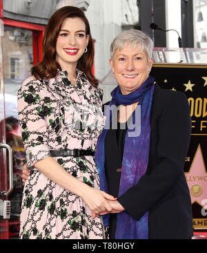 Anne Hathaway and Kate McCauley Hathaway at her Hollywood Walk of Fame