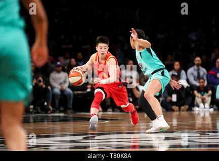 (190510) -- NEW YORK, May 10, 2019 (Xinhua) -- Li Yuan of Chinese Women's National Basketball Team breaks through during a friendship game between New York Liberty and Chinese Women's National Basketball Team in New York, the United States, May 9, 2019. New York Liberty won 89-71. (Xinhua/Wang Ying) Stock Photo