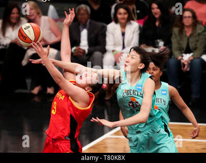 (190510) -- NEW YORK, May 10, 2019 (Xinhua) -- Han Xu (C) of New York Liberty blocks Li Meng (L) of Chinese Women's National Basketball Team during a friendship game between New York Liberty and Chinese Women's National Basketball Team in New York, the United States, May 9, 2019. New York Liberty won 89-71. (Xinhua/Wang Ying) Stock Photo