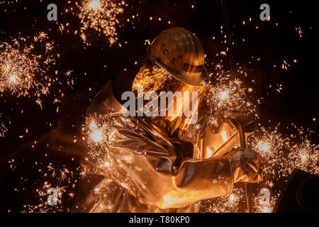 FILED - 10 December 2018, North Rhine-Westphalia, Duisburg: A blast furnace operator takes a sample at blast furnace 2 in the Schwelgern plant of Thyssenkrupp. This is where pig iron is produced. Thyssenkrupp shares rose sharply on Friday morning, May 10, 2019, after a report on a possible failure of the steel merger with the Indian Tata group. At its peak, the share price rose by eight percent to 12.135 euros. Photo: Rolf Vennenbernd/dpa Stock Photo