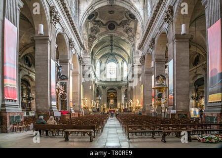 Innenraum der katholischen Pfarrkirche Saint-Sulpice, Paris, Frankreich  |  Roman Catholic Church of Saint-Sulpice interior, Paris, France Stock Photo