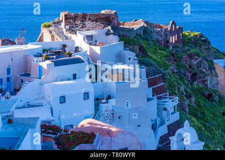 View of whitewashed buildings and Byzantine castle ruins in Oia, Santorini, Greece Stock Photo