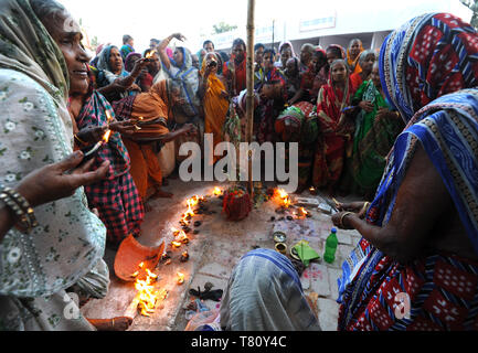 Widows gathered to celebrate Kartika Brata month long festival by fasting together and burning puja lamps, Puri, Odisha, India, Asia Stock Photo