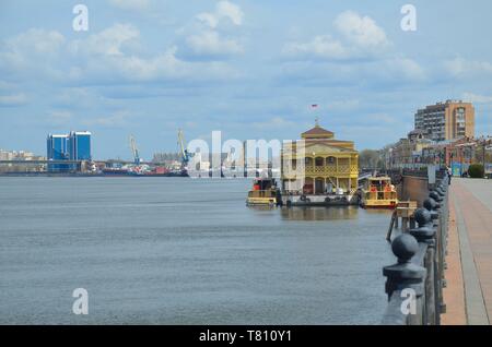 Astrachan, Stadt an der Volga in Südrussland: Schiffsrestaurant am Volga-Ufer Stock Photo