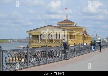Astrachan, Stadt an der Volga in Südrussland: Schiffsrestaurant am Volga-Ufer Stock Photo