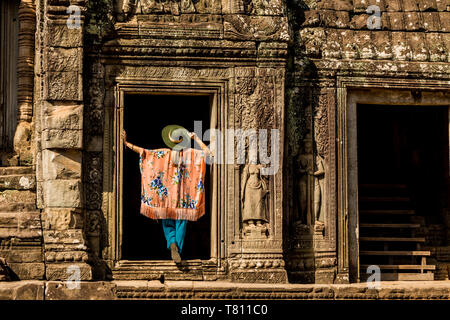 American woman tourist at Angkor Wat temples, Angkor, UNESCO World Heritage Site, Siem Reap, Cambodia, Indochina, Southeast Asia, Asia Stock Photo