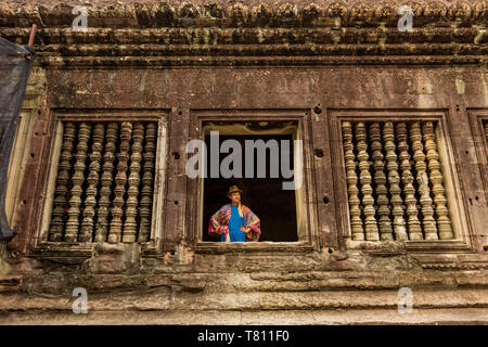 Woman tourist at Angkor Wat, Angkor, UNESCO World Heritage Site, Siem Reap, Cambodia, Indochina, Southeast Asia, Asia Stock Photo