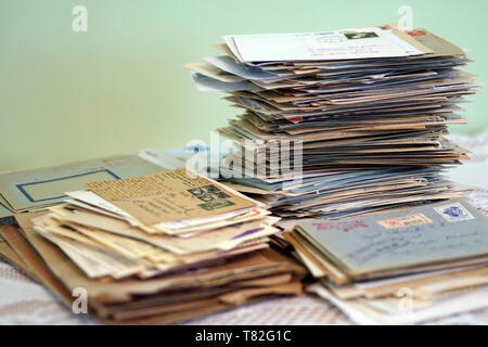 Dozens of old letters in close-up. Old letters lying in a mess. Alte Briefe in Unordnung liegen. Dutzende alter Briefe in Nahaufnahme. Stare listy. Stock Photo
