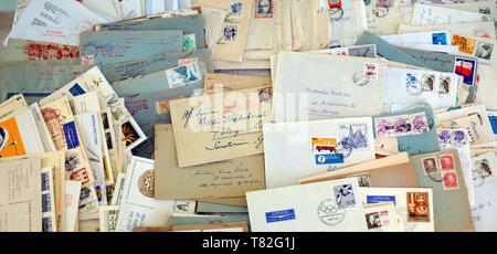Dozens of old letters in close-up. Old letters lying in a mess. Alte Briefe in Unordnung liegen. Dutzende alter Briefe in Nahaufnahme. Stare listy. Stock Photo