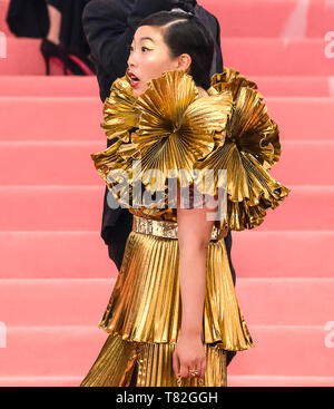 awkwafina gold dress New York, NY - May 06, 2019: Awkwafina arrives for the 2019 Met Gala  celebrating Camp: Notes on Fashion at The Metropolitan Museum of Art Stock  Photo