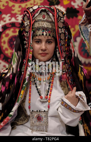 Uzbek bride wearing traditional kokoshnik tillya-kosh or tilla kosh ...