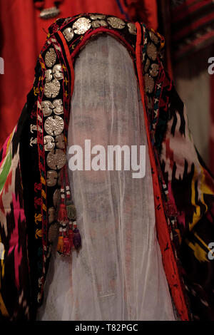 U qollarini ichki kiyimiga qoydi Creampie todasi