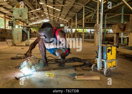 Papua New Guinea, Gulf of Papua, National Capital District, Port Moresby City, Bomana Prison, Minimum Security Area, prisonner working in the plumbing department Stock Photo