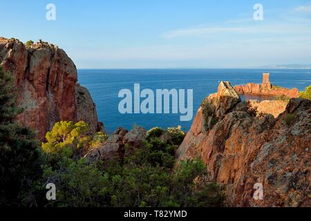 France, Var, Agay area next to Saint Raphael, Massif de l'Esterel (Esterel Massif), the Corniche d'Or, the ile d'Or island tower next to the Dramont cape Stock Photo