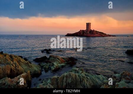 France, Var, Agay area next to Saint Raphael, Massif de l'Esterel (Esterel Massif), the Corniche d'Or, the ile d'Or island tower next to the Dramont cape Stock Photo