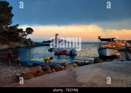 France, Var, Agay area next to Saint Raphael, Massif de l'Esterel (Esterel Massif), the Corniche d'Or, the Poussai port and the ile d'Or island tower next to the Dramont cape Stock Photo