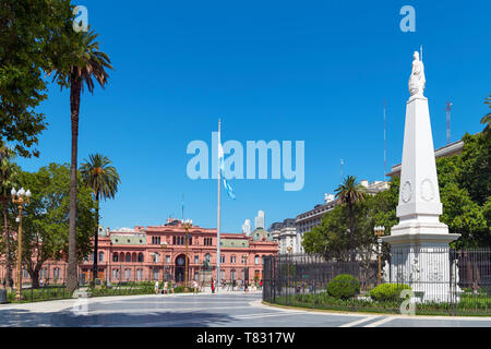 The Casa Rosada (Pink House), office of the Argentinian President, with the Pirámide de Mayo to the right, Plaza de Mayo, Buenos Aires, Argentina Stock Photo