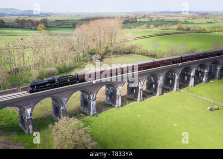 Stanway Viaduct, near Toddington, Gloucestershire, UK.  Spring is in the air. A steam locomotive crosses the Stanway Viaduct in Gloucestershire Stock Photo