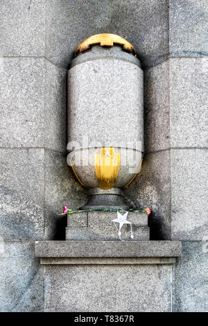 Germany, Berlin, Tiergarten, 8th May 2019, Soviet soldiers are remembered in a wreath-laying ceremony on the anniversary of VE Day on the 8 May. Official bodies lay floral wreaths and people deposit floral tributes and candles around the monument. The Soviet Memorial in Tiergarten commemorates the 80,000 Soviet soldiers who fell during the Battle of Berlin in the last weeks of the Second World War in Germany. The war memorial on Straße des 17. Juni was designed by architect Mikhail Gorvits with the sculpture of the Soviet soldier by sculptors Vladimir Tsigal and Lev Kerbel. Stock Photo