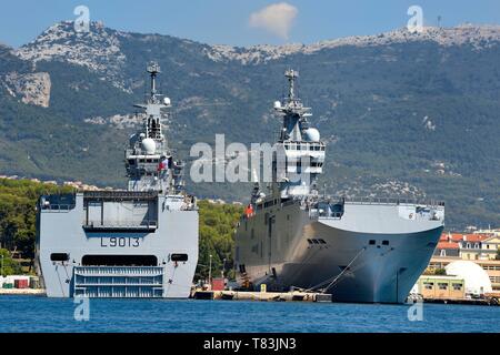 France, Var, Toulon, the naval base (Arsenal), Mistral (L9013) lead ship of the amphibious assault ship, a type of helicopter carrier, of the French Navy and the Tonnerre (L9014) that is an amphibious assault helicopter carrier of the Mistral class Stock Photo