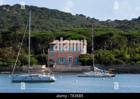 France, Var, Iles d'Hyeres, Parc National de Port Cros (National park of Port Cros), Porquerolles island, sailboats in the port and the historic home of François Joseph Fournier in the background Stock Photo