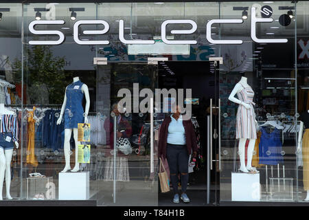 SELECT fashion chain enters into administration.