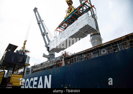 Santos, Brazil. 10th May, 2019. Handling at the Port of Santos terminal on the afternoon of this Friday (10). Volume of cargo moved within the Port continues to grow year by year. Credit: Bruno Rocha/FotoArena/Alamy Live News Stock Photo