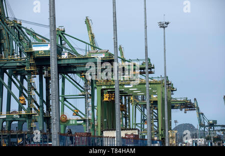 Santos, Brazil. 10th May, 2019. Handling at the Port of Santos terminal on the afternoon of this Friday (10). Volume of cargo moved within the Port continues to grow year by year. Credit: Bruno Rocha/FotoArena/Alamy Live News Stock Photo