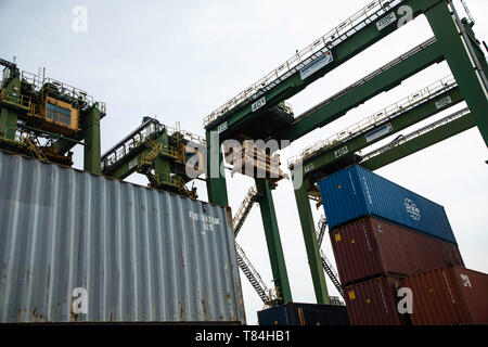 Santos, Brazil. 10th May, 2019. Handling at the Port of Santos terminal on the afternoon of this Friday (10). Volume of cargo moved within the Port continues to grow year by year. Credit: Bruno Rocha/FotoArena/Alamy Live News Stock Photo