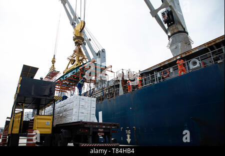 Santos, Brazil. 10th May, 2019. Handling at the Port of Santos terminal on the afternoon of this Friday (10). Volume of cargo moved within the Port continues to grow year by year. Credit: Bruno Rocha/FotoArena/Alamy Live News Stock Photo