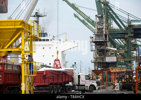 Santos, Brazil. 10th May, 2019. Handling at the Port of Santos terminal on the afternoon of this Friday (10). Volume of cargo moved within the Port continues to grow year by year. Credit: Bruno Rocha/FotoArena/Alamy Live News Stock Photo