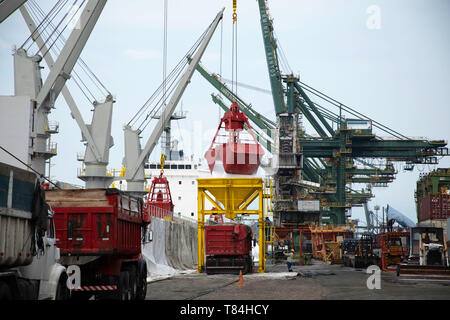 Santos, Brazil. 10th May, 2019. Handling at the Port of Santos terminal on the afternoon of this Friday (10). Volume of cargo moved within the Port continues to grow year by year. Credit: Bruno Rocha/FotoArena/Alamy Live News Stock Photo