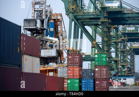 Santos, Brazil. 10th May, 2019. Handling at the Port of Santos terminal on the afternoon of this Friday (10). Volume of cargo moved within the Port continues to grow year by year. Credit: Bruno Rocha/FotoArena/Alamy Live News Stock Photo