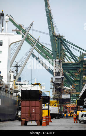 Santos, Brazil. 10th May, 2019. Handling at the Port of Santos terminal on the afternoon of this Friday (10). Volume of cargo moved within the Port continues to grow year by year. Credit: Bruno Rocha/FotoArena/Alamy Live News Stock Photo