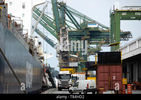 Santos, Brazil. 10th May, 2019. Handling at the Port of Santos terminal on the afternoon of this Friday (10). Volume of cargo moved within the Port continues to grow year by year. Credit: Bruno Rocha/FotoArena/Alamy Live News Stock Photo